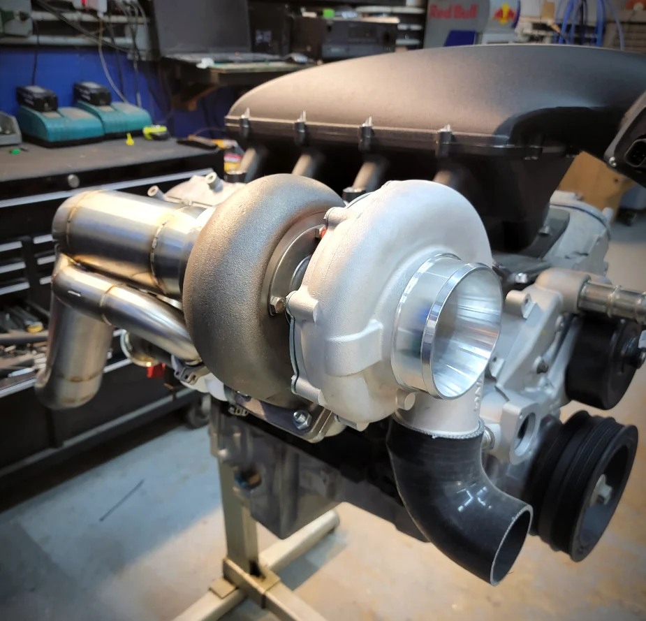 Turbocharger hot side and manifold mounted on an engine