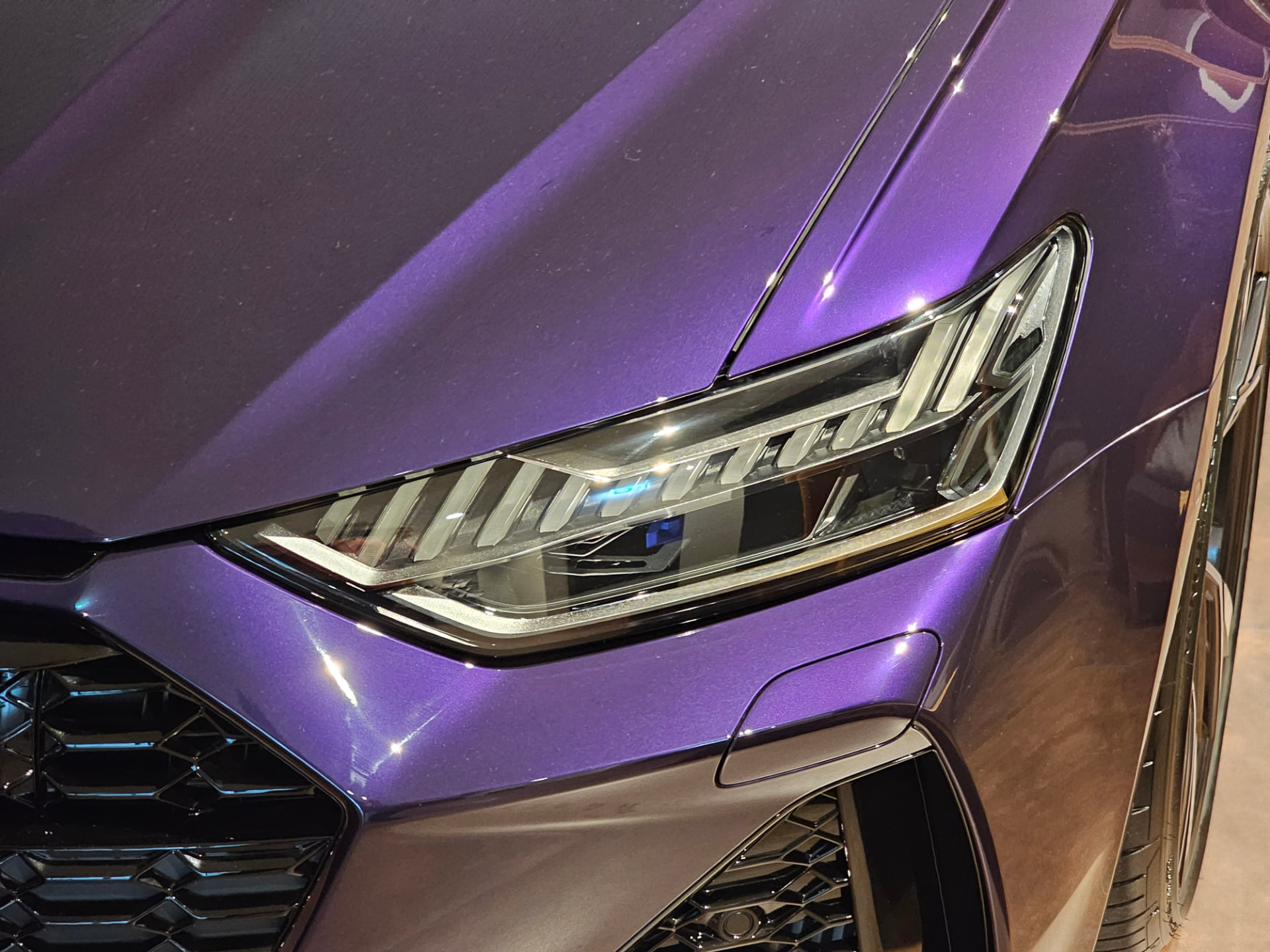 Matrix headlight signature and front body surface of the Audi RS6 C8